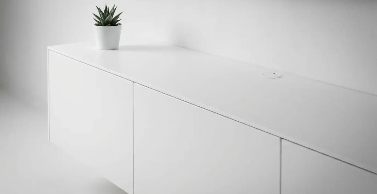 Meuble TV intégré avec système de gestion des câbles invisible et surfaces épurées