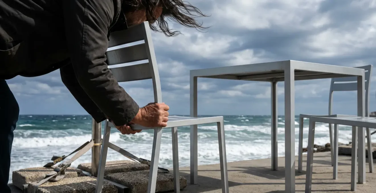 Salon de jardin en aluminium sur terrasse exposée au vent avec système d'ancrage