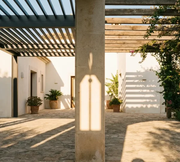 Comparaison visuelle entre pergola bioclimatique moderne et pergola classique traditionnelle